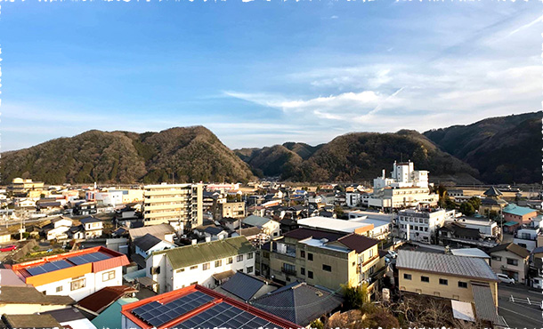 湯郷温泉街や山々を一望